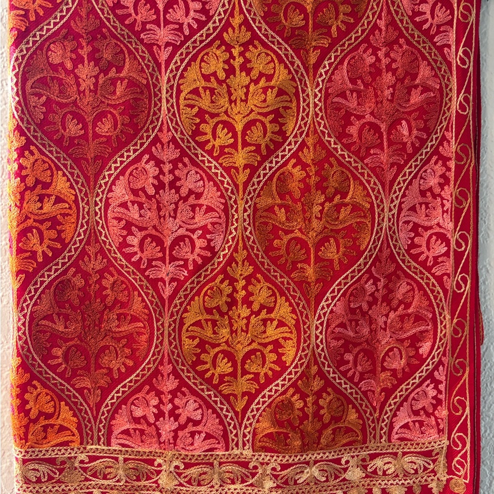 Red, Gold , and pink Patterned Scarf Kashmiri shawl NWT 100cm x 200cm - Picture 4 of 9